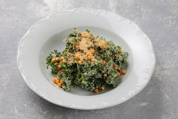 Салат кейл с копченым нутом и сырными дрожжами