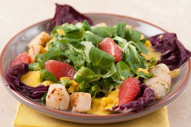 Салат корн с морским гребешком и манговым соусом