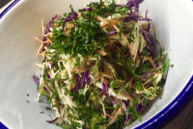 Салат Коул Слоу с чесночным маслом