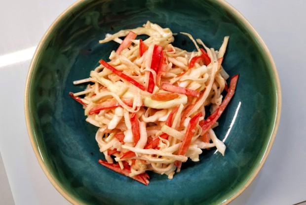 Салат коул слоу с кольраби и сладким перцем