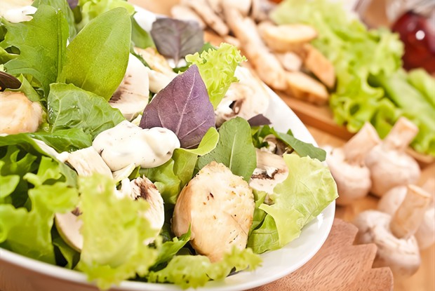 Салат куриный  с грибами под сыром