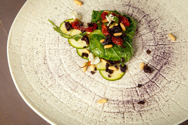 Салат латук, фаршированный креветками, на цукини