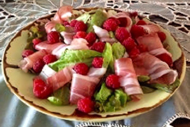 Салат летний с прошутто и малиной