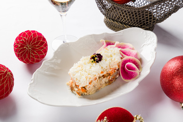 Салат «Мимоза» с копченым угрем и плавленым сыром