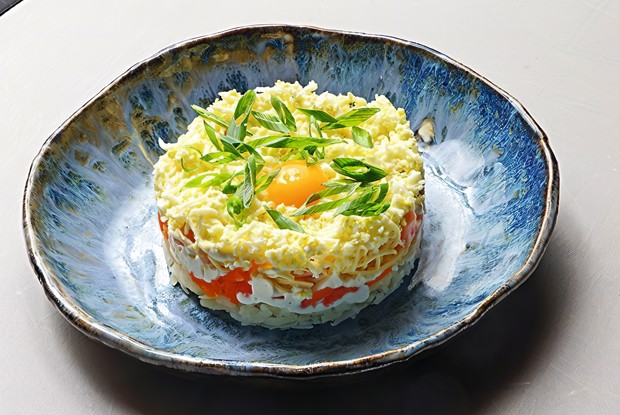 Салат «Мимоза» с лососем и моцареллой