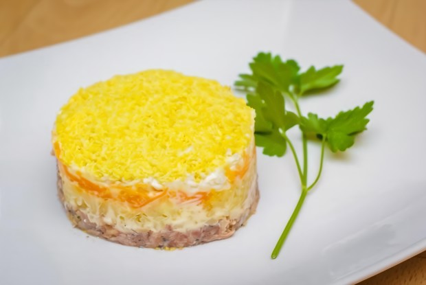 Салат «Мимоза со сливочным маслом»