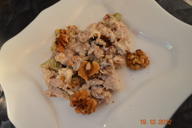 Салат мясной с хреном и маринованными огурцами