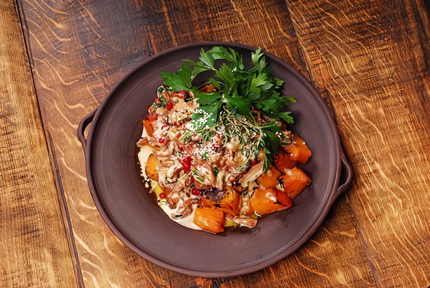 Салат мясной с тыквой и гранатом