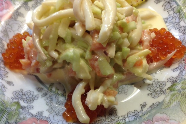 Салат морской с кальмарами и семгой