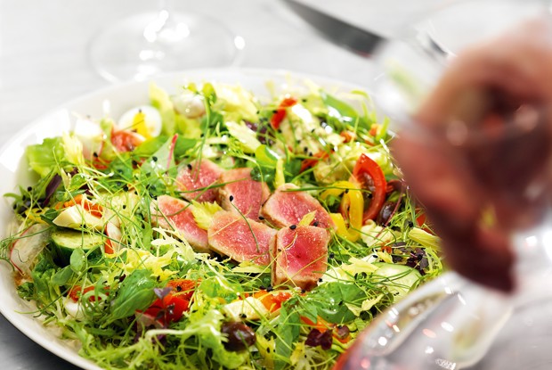 Салат нисуаз с базиликом