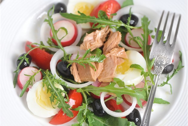 Салат нисуаз с рукколой