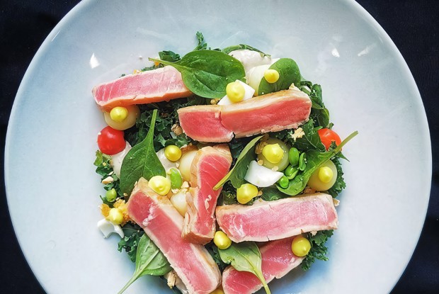 Салат нисуаз с шафрановым айоли