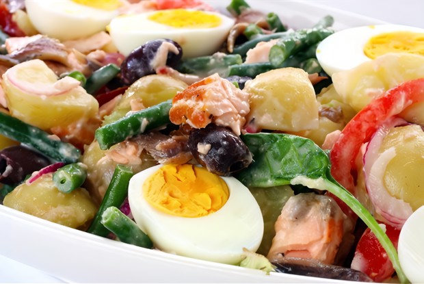 Салат нисуаз со свежим тунцом и горчичной заправкой