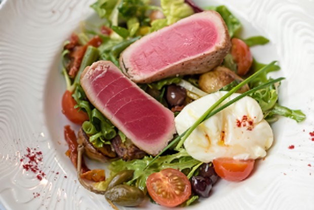 Салат нисуаз со свежим тунцом и яйцом пашот