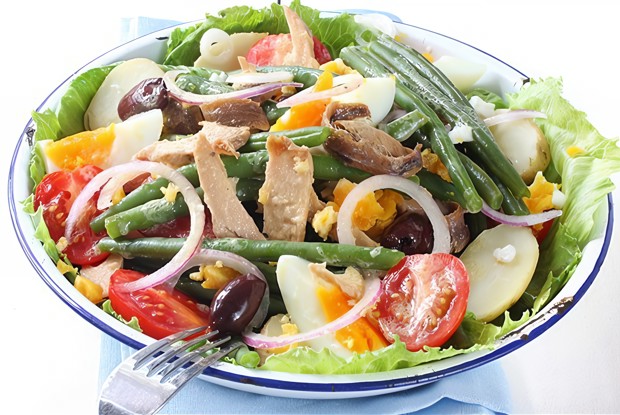 Салат нисуаз со свежим тунцом, каперсами и анчоусами