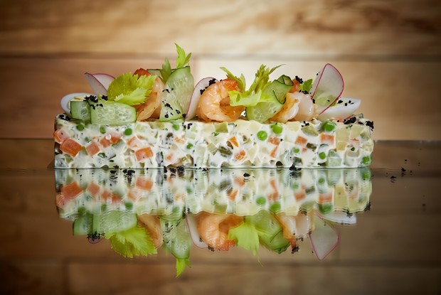 Салат оливье с креветками и зеленым тобико