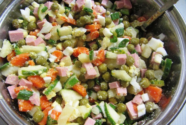 Салат оливье с мясом и свежими огурцами