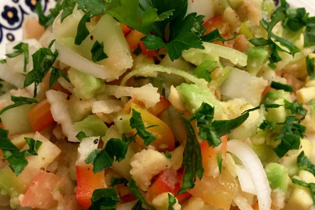 Салат «Панцанелла» из свежих овощей