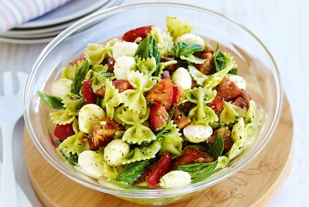 Салат-паста с помидорами, моцареллой и песто