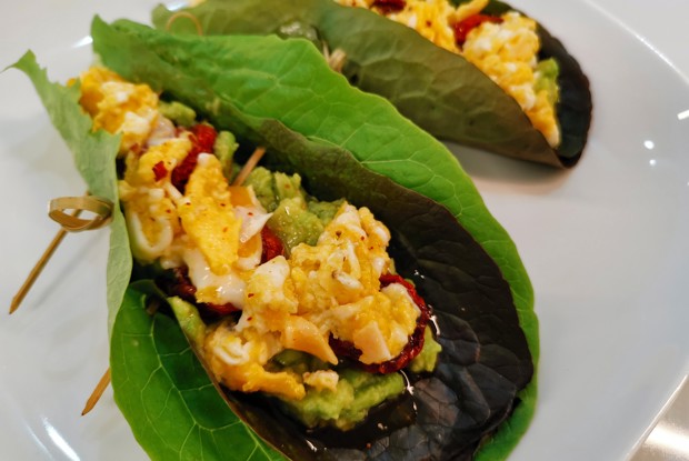 Салат ромен с яйцом и авокадо