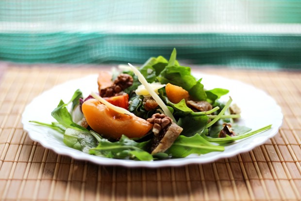 Салат с абрикосами и помидорами черри