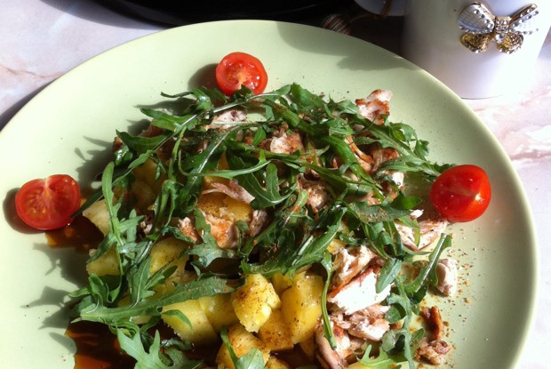 Салат с ананасом, курицей и рукколой