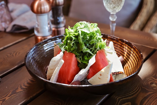 Салат с арбузом, брынзой и соусом песто