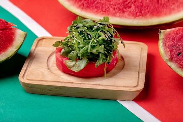 Салат с арбузом и руколой