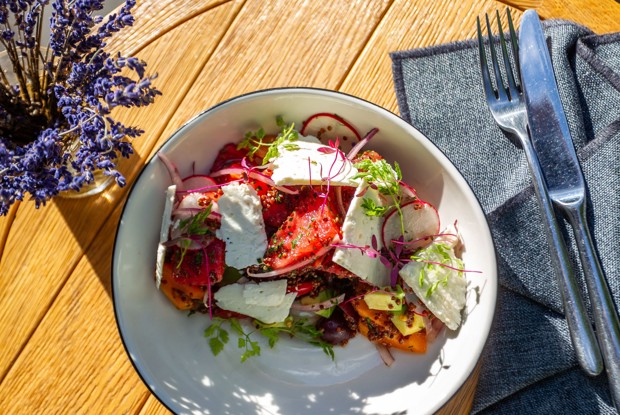 Салат с арбузом, помидорами и овечьим сыром