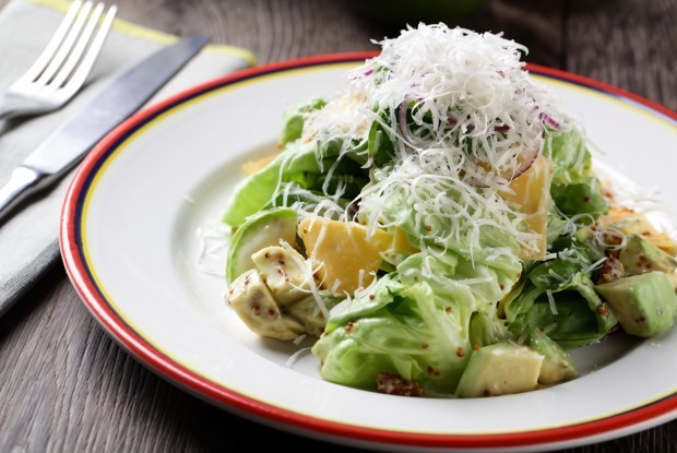 Салат с авокадо, цукини и семенами дикой горчицы