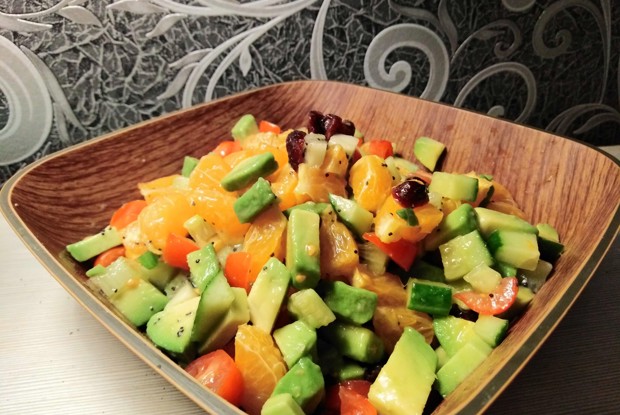 Салат с авокадо и бакинскими огурцами