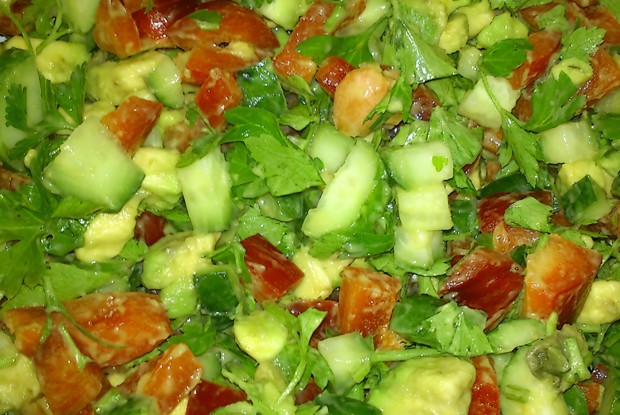 Салат с авокадо и красным перцем