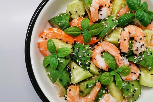 Салат с авокадо и креветками