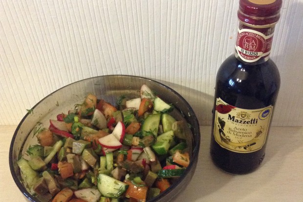 Салат с авокадо и зеленью