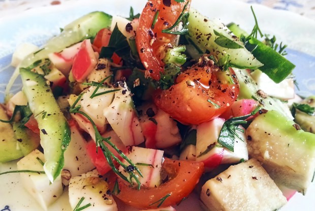 Салат с авокадо и крабами