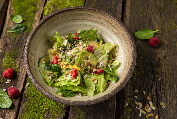 Салат с авокадо, манго и тыквенными семечками