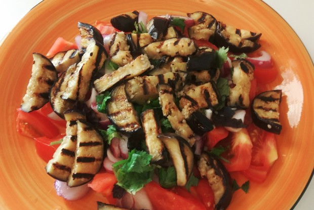 Салат с баклажанами и помидорами