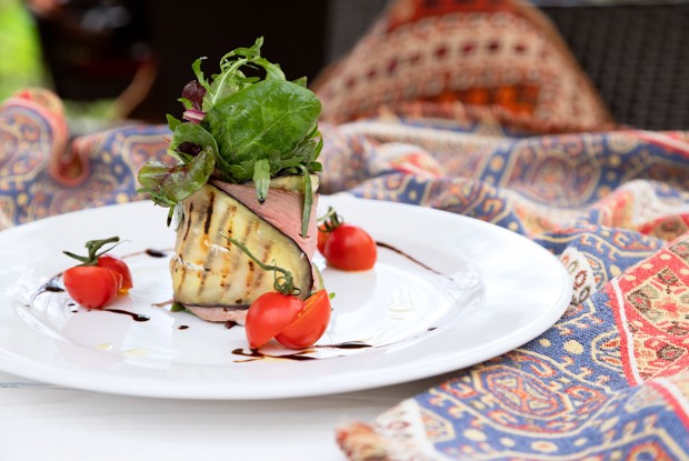 Салат с баклажаном и ростбифом