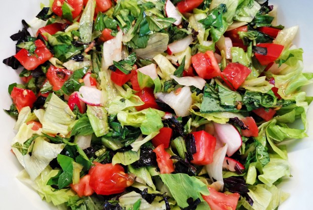 Летний салат с базиликом