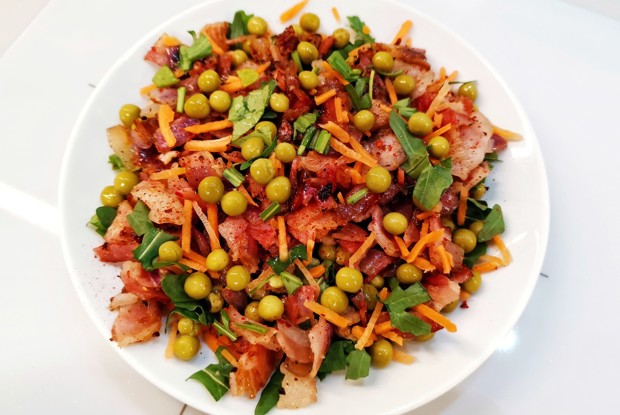 Салат с беконом и горошком