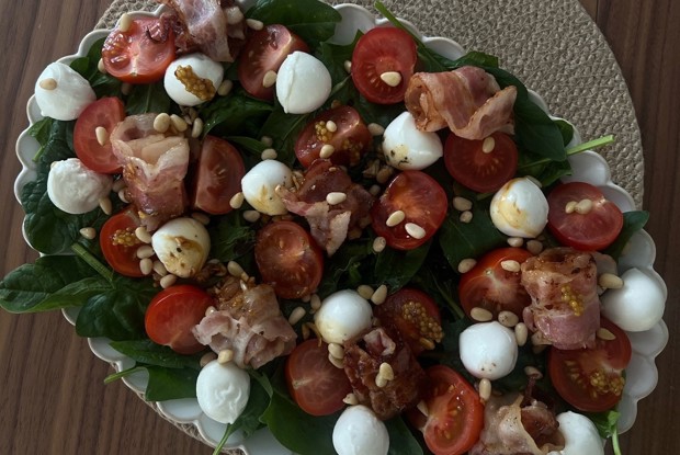 Салат с беконом и коктейльными томатами