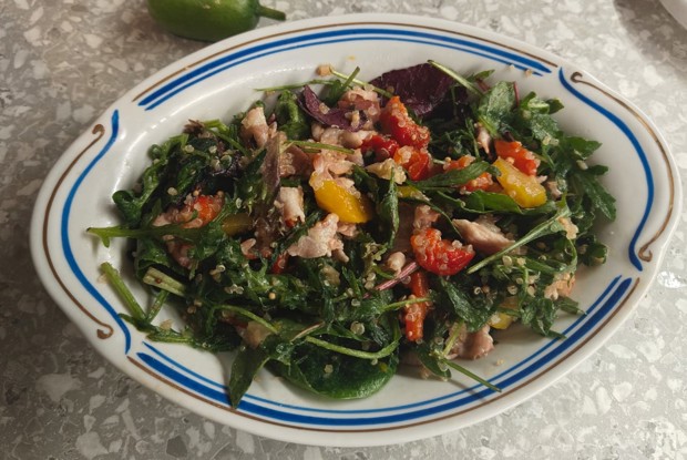 Салат с беконом, печеным перцем и киноа