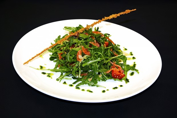 Салат с блинчиком и слабосоленым лососем