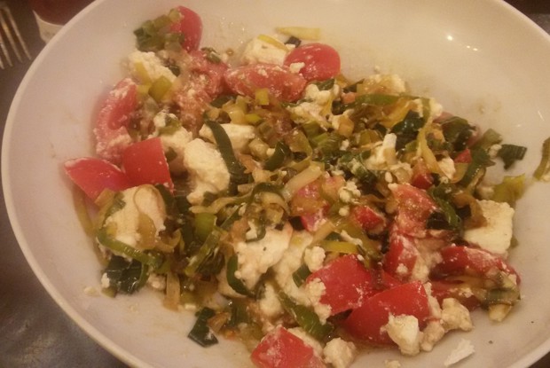 Салат с брынзой и пореем