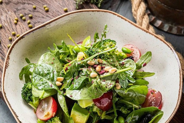 Салат с брокколи и виноградом