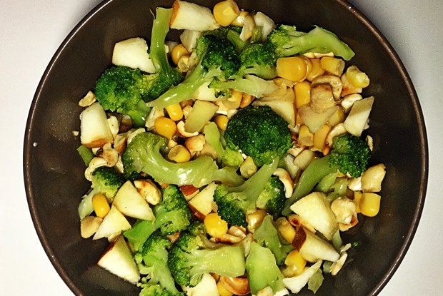 Салат с брокколи, кукурузой и яблоками