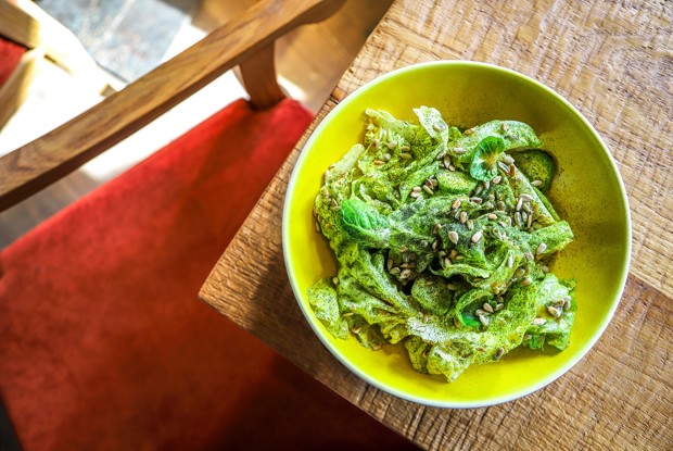 Салат с брюссельской капустой и соусом карри