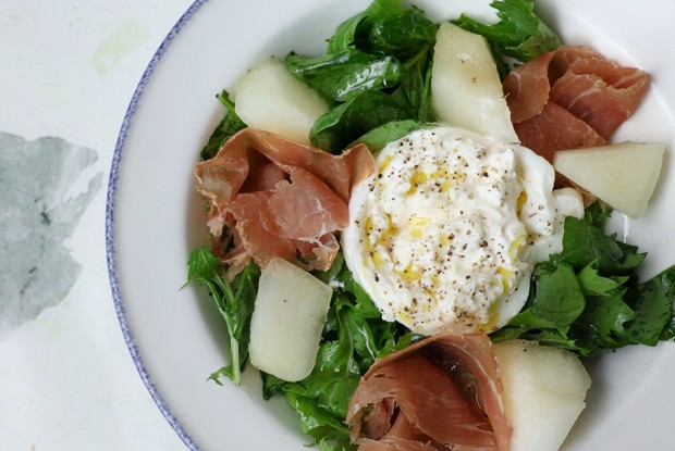 Салат с бурратой, дыней и прошутто