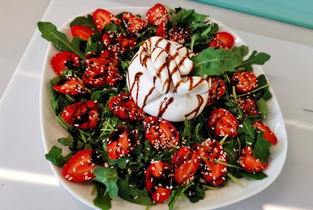 Салат с бурратой и клубникой