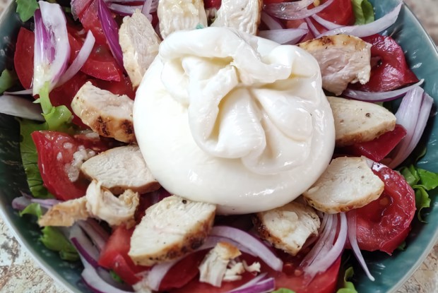 Салат с бурратой, помидорами и курицей гриль